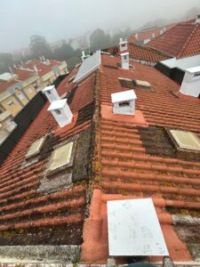 Lavagem de telhado para remoção de sujidade e fungos
