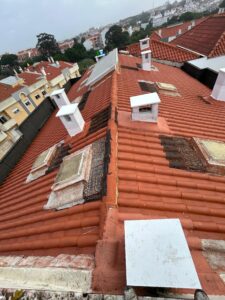 Lavagem de telhado para remoção de sujidade e fungos